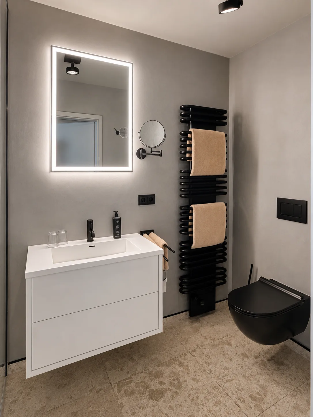 Modernes Badezimmer im Riverside Hotel