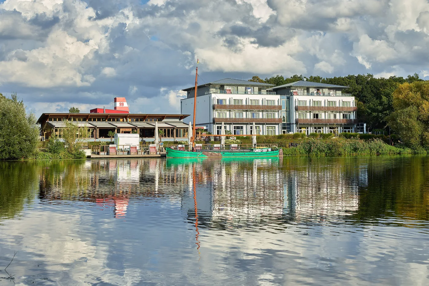 Pier 99 Restaurant und Terrasse direkt neben dem Riverside Hotel