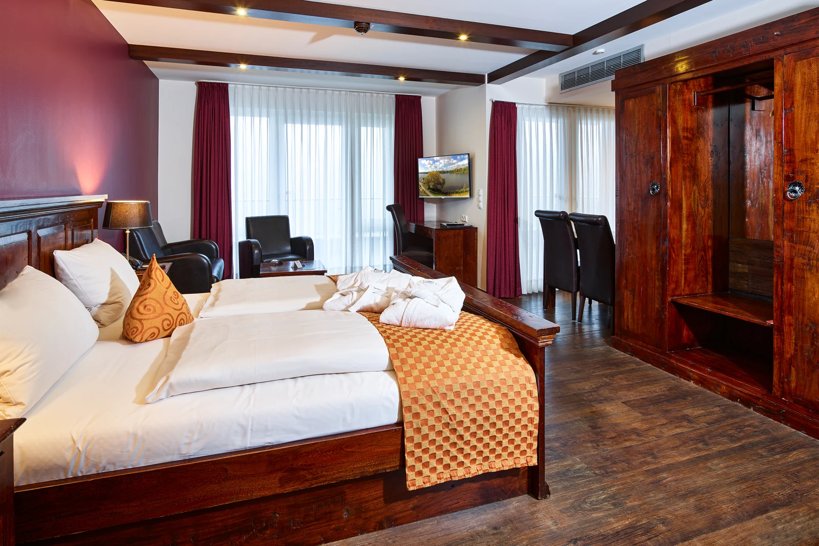 Geräumiges Zimmer im Riverside Hotel